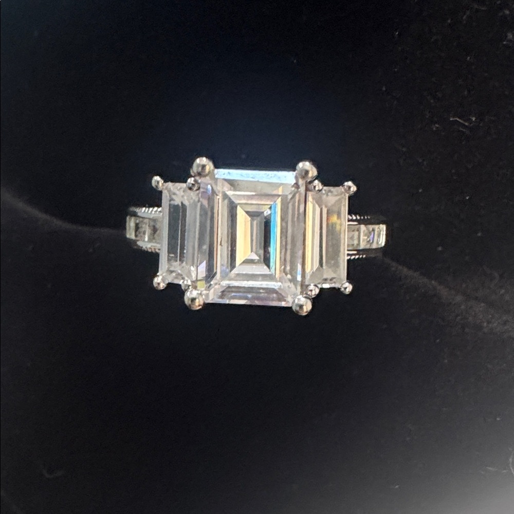 Stunning Silver Women's Ring with Clear Stones